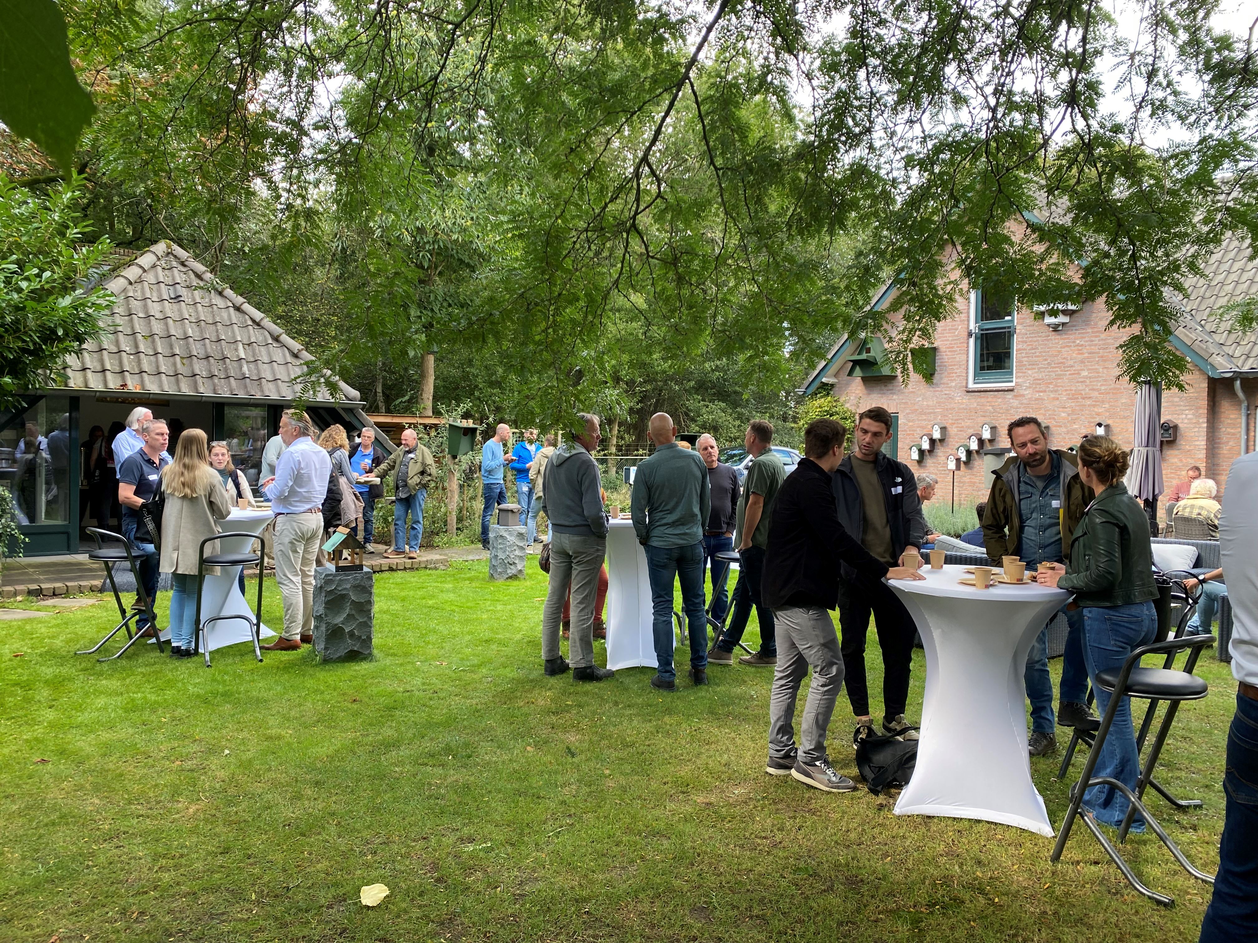 200 Mensen In Een Grote Tuin